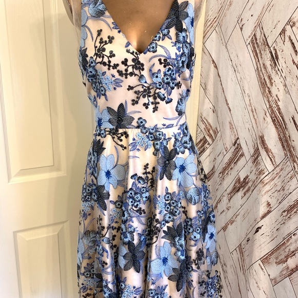 Belle BADGLEY MISCHKA 💙floral embroiled dress size 6 - Picture 2 of 10